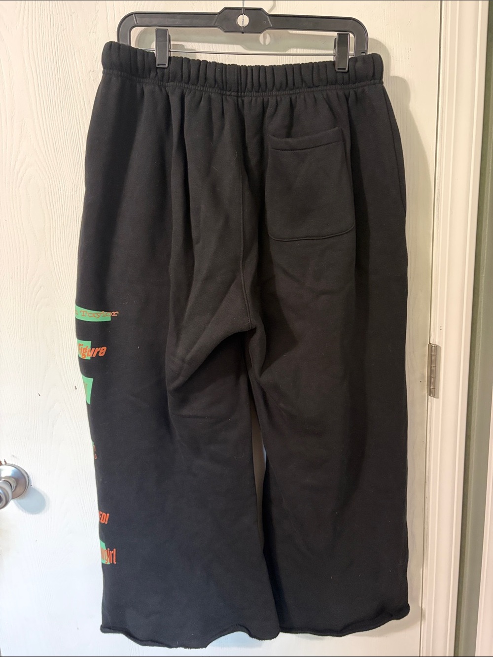 The Life of a Showgirl Tracklist Black Sweatpants Like New Size Large - Picture 9 of 10